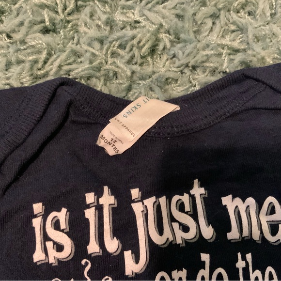 ⭐️ 5 for $15 NY Yankees vs Red Sox Onesie - Picture 2 of 4